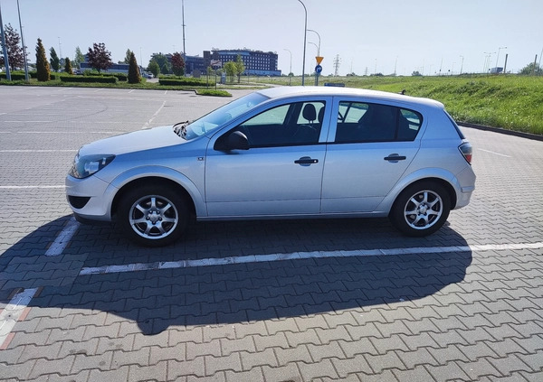 Opel Astra cena 15800 przebieg: 230500, rok produkcji 2011 z Wrocław małe 22